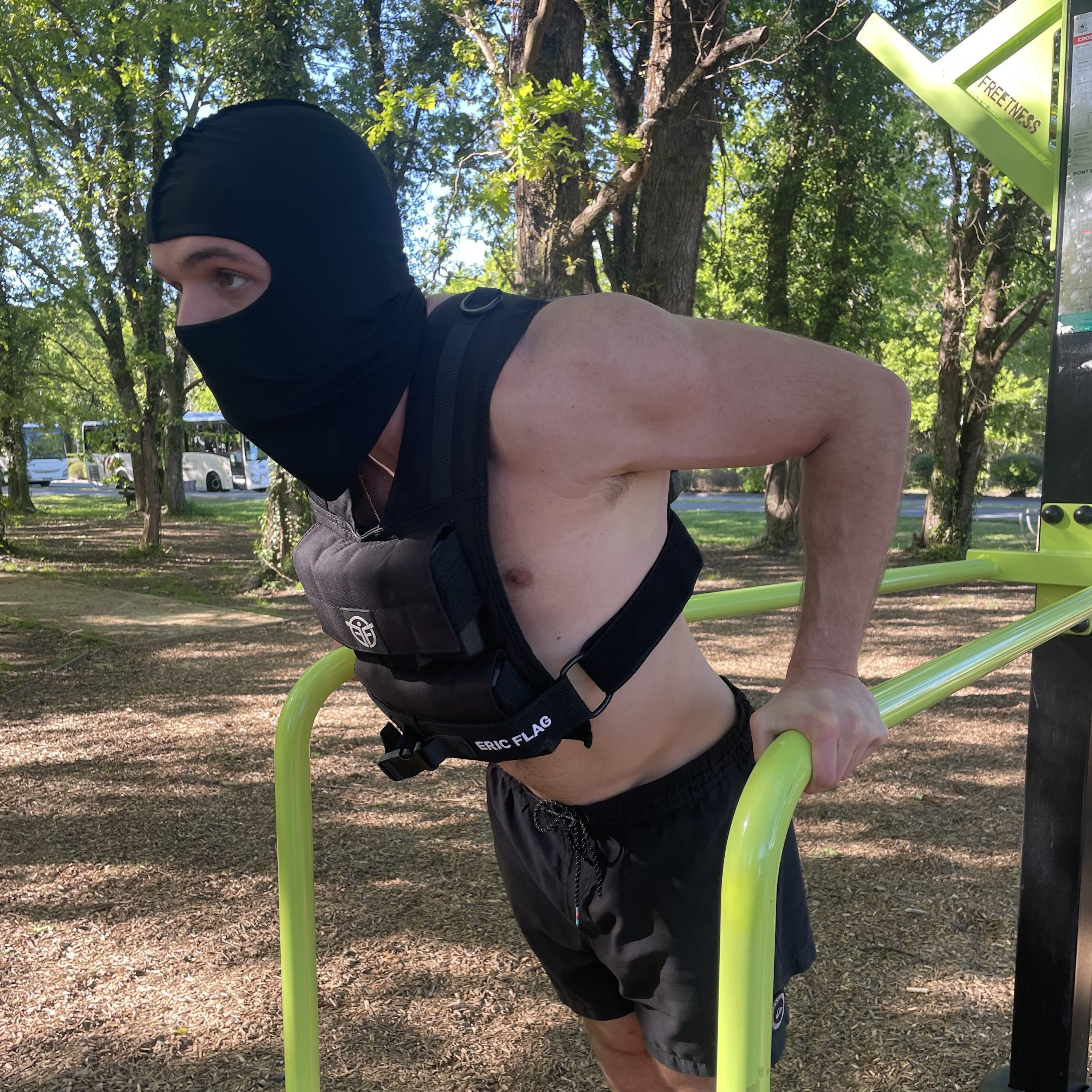 entrainement dips street workout avec gilet lesté